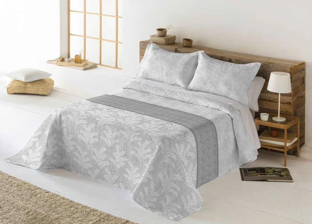 Colcha Bouti Gris con Diseño Moderno, suave, ligera y elegante.