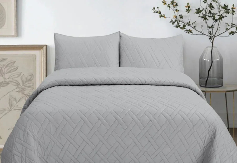 Cama Vestida con la Colcha Bouti Gris. Elegante, cómoda y fresca.