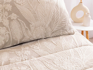 Primer plano de las fundas de cojín del edredón sherpa borreguito modelo Gala