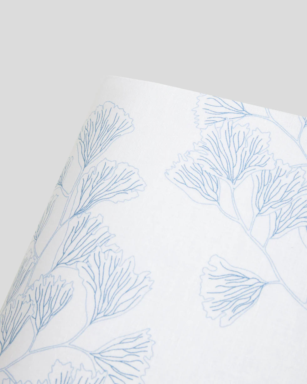 Detalle del diseño de las sábanas de veranos 100% algodón de flores azules