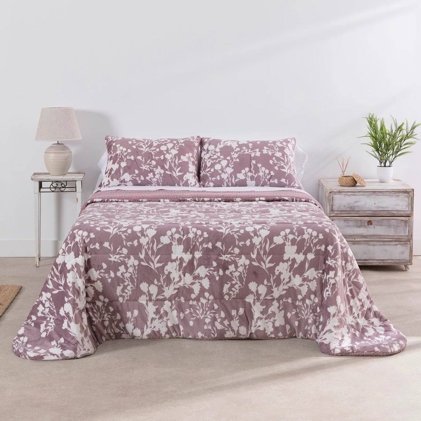 Vista general del edredón sherpa borreguito rosa palo en dormitorio moderno