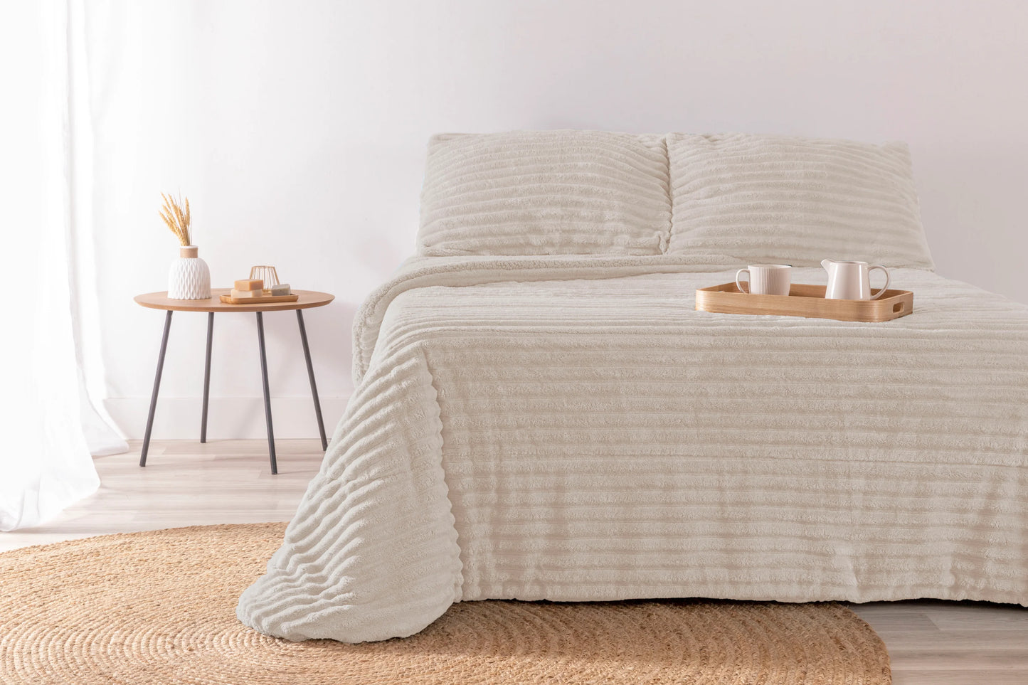 Edredón Jacquard color crudo con diseño labrado elegante en dormitorio de lujo.