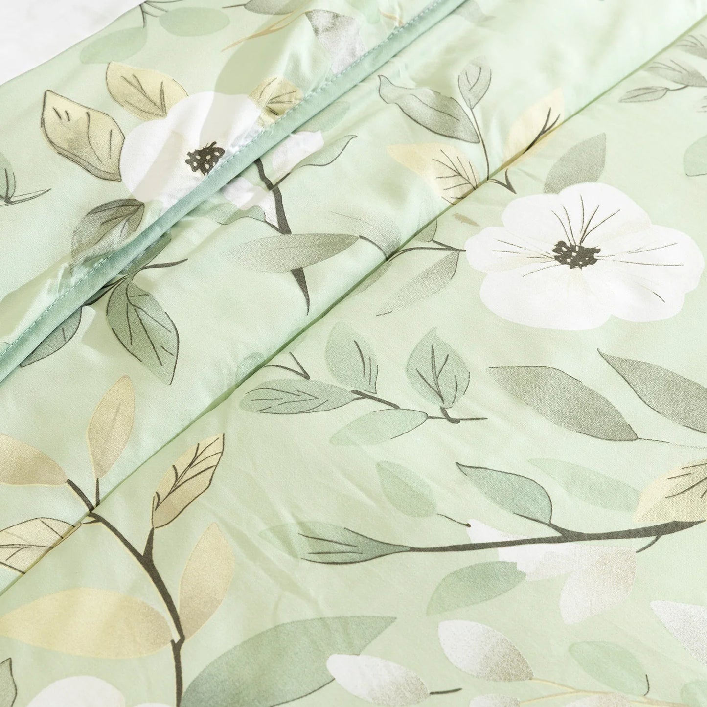 Primer plano del acolchado y tejido suave del edredón confort verde