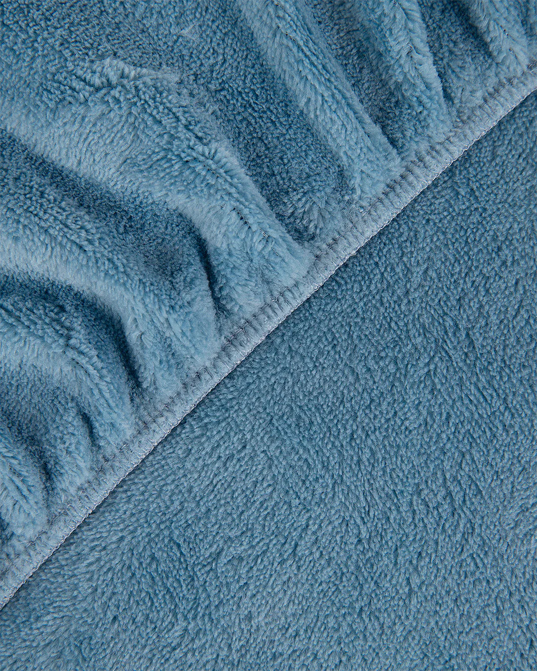 Detalle de costura de la sábana ajustable de coralina