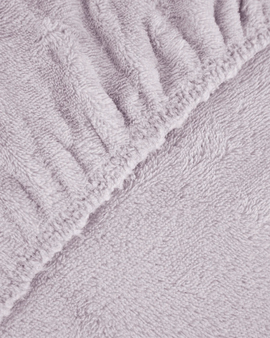 Detalle de la sábana de coralina ajustable lila