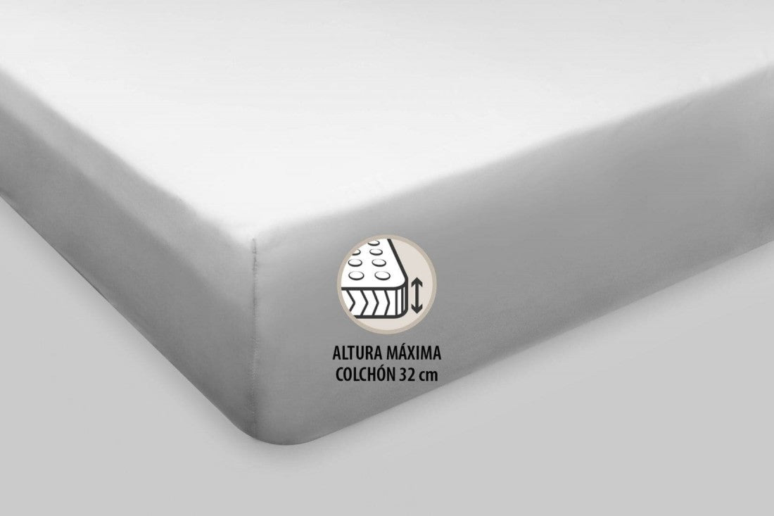 Sábana bajera ajustable de color nude para colchones de hasta 32 cm de altura.