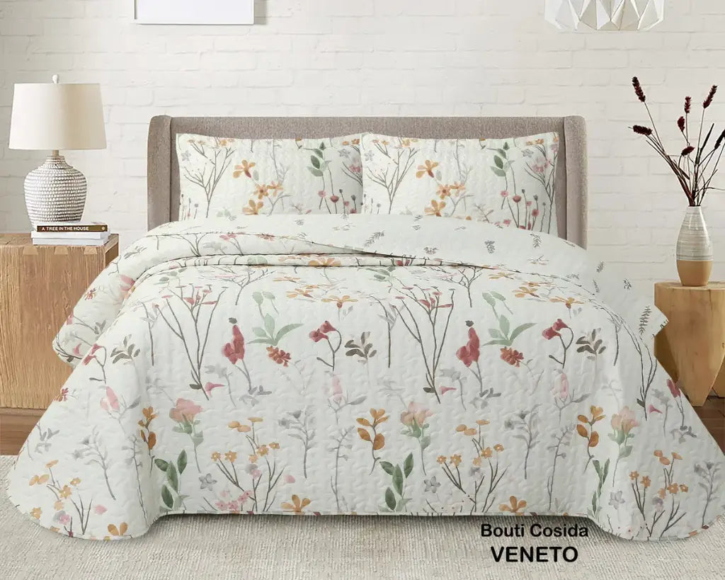 Colcha Bouti reversible con estampado floral en tonos cálidos y acabado termosellado para dormitorio.