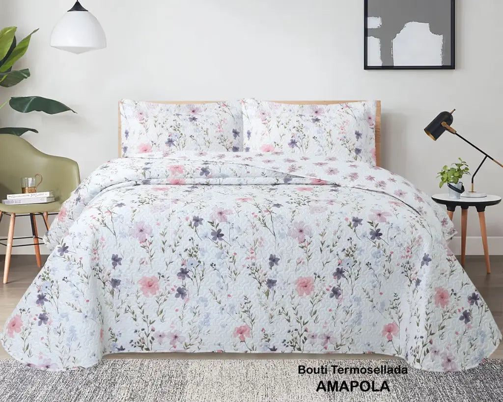 Colcha bouti blanca con estampado de flores pastel para cama de dormitorio.