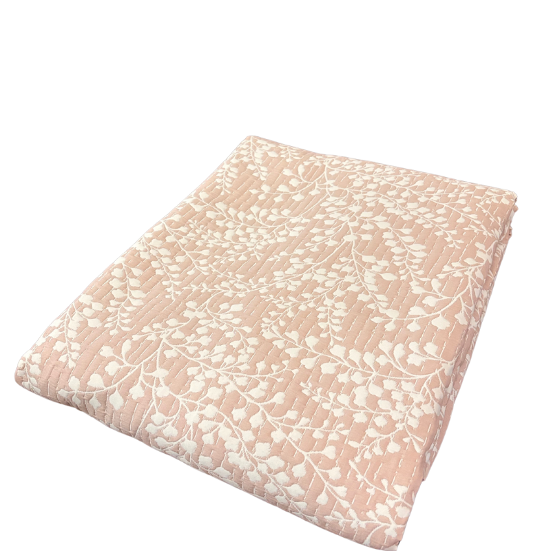 Colcha bouti jacquard rosa con estampado floral en dormitorio moderno
