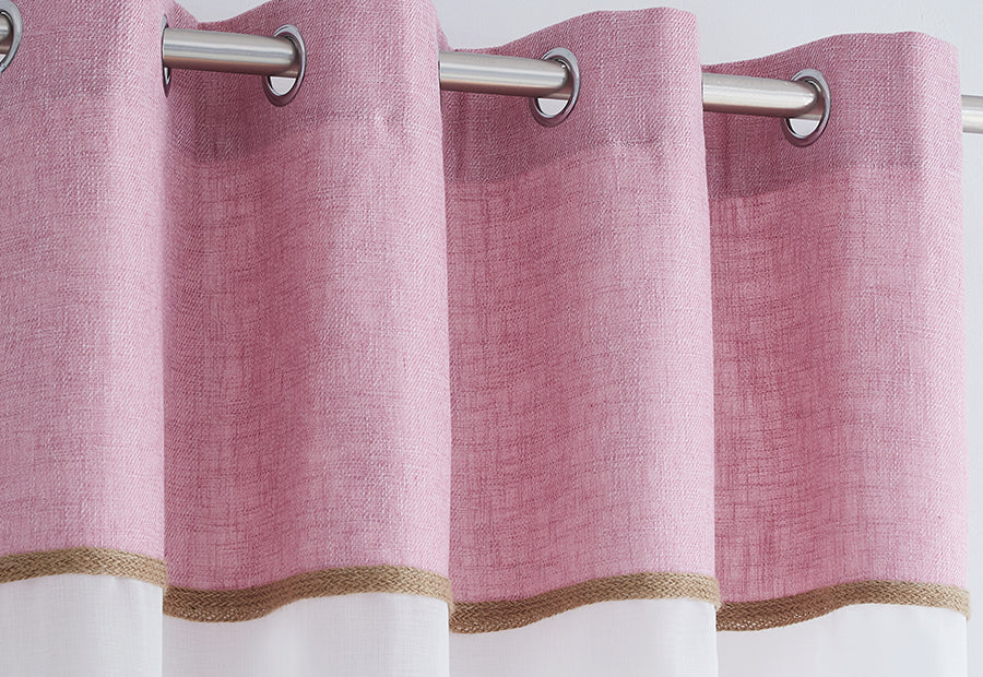 Detalle del tejido de la cortina de visillo con cenefa rosa.