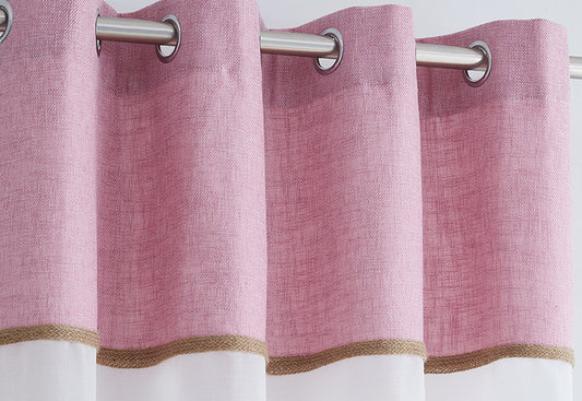 Detalle del tejido de la cortina de visillo con cenefa rosa.