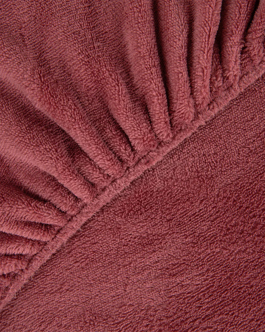 Primer plano de la sábana ajustable de coralina maquillaje