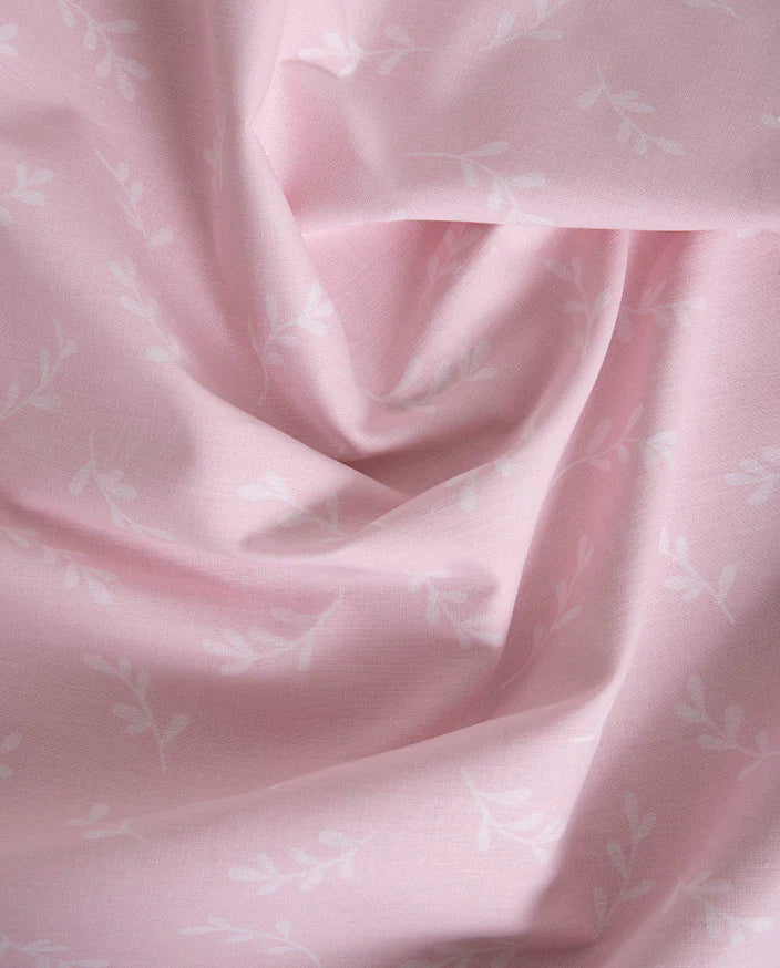 Detalle del tejido y estampado floral de las sábanas 100% algodón color rosa.