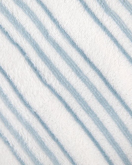 Primer plano del tejido suave de coralina de 220 gr/m2 en color azul.