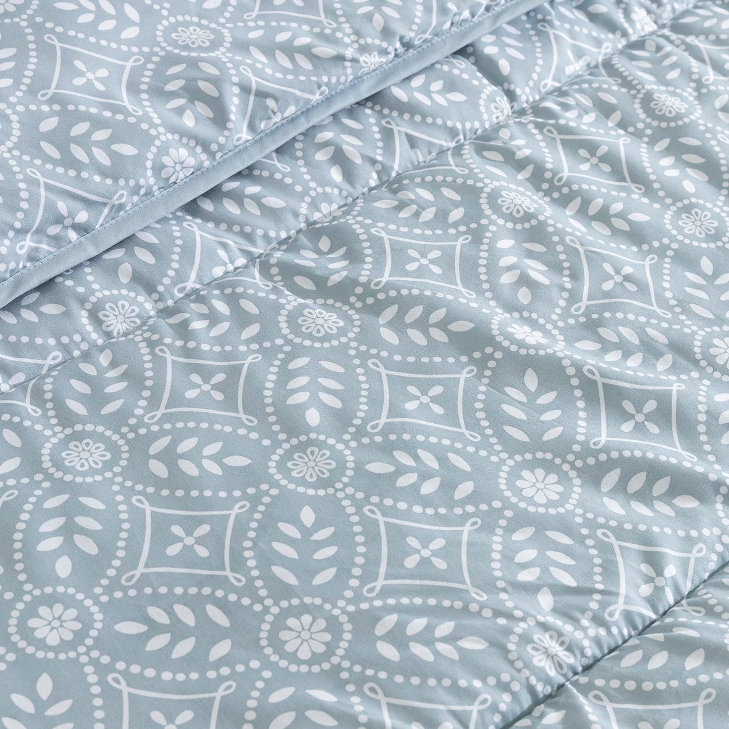 Primer plano del acochado del edredón confort moderno