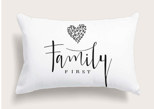 Funda de cojín blanca rectangular de 30x50 cm con la frase Family First y corazón de hojas en color negro.