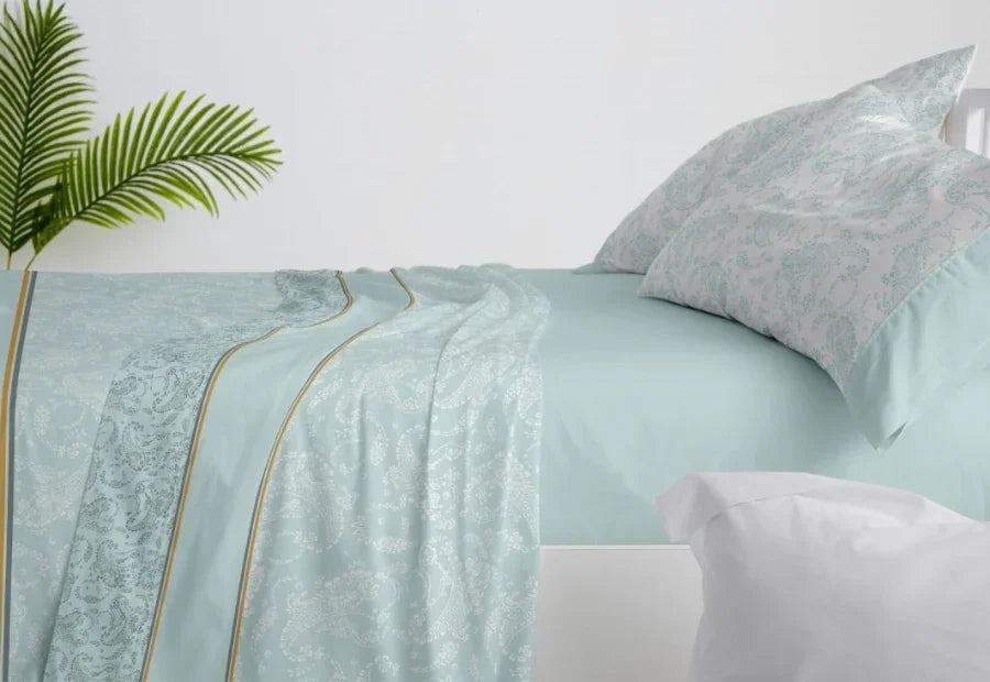 Juego de sábanas de verano aqua Burrito Blanco cama 135 con diseño Paisley y tonos agua, caqui y blanco.