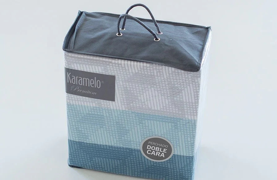 Packaging original del juego de sábanas de coralina azul Senia para cama 160 Karamelo
