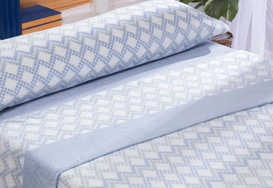 Juego de sábanas de coralina azul claro Idania para cama de 150 cm con diseño geométrico