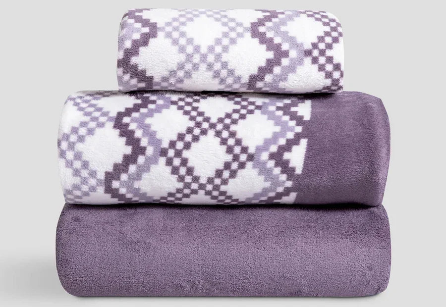 Sábana bajera ajustable y funda de almohada incluidas en el juego de sábanas de coralina lila Idania, ideal para colchones gruesos