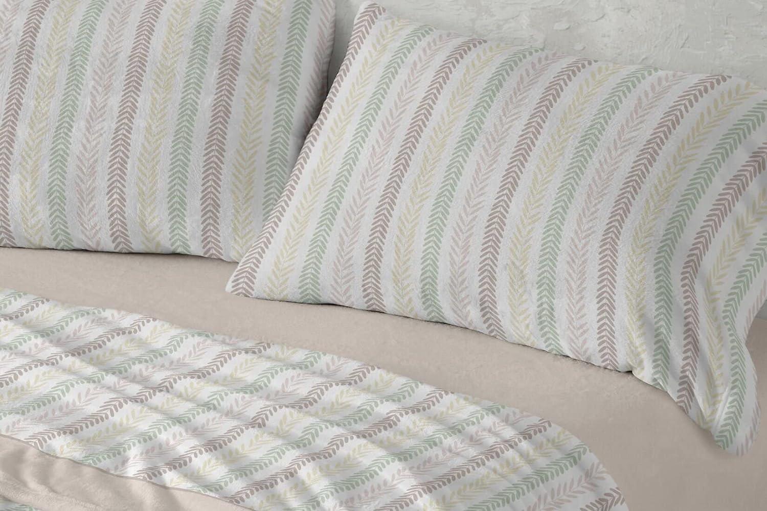 Detalle del tejido y estampado beige de las sábanas de coralina