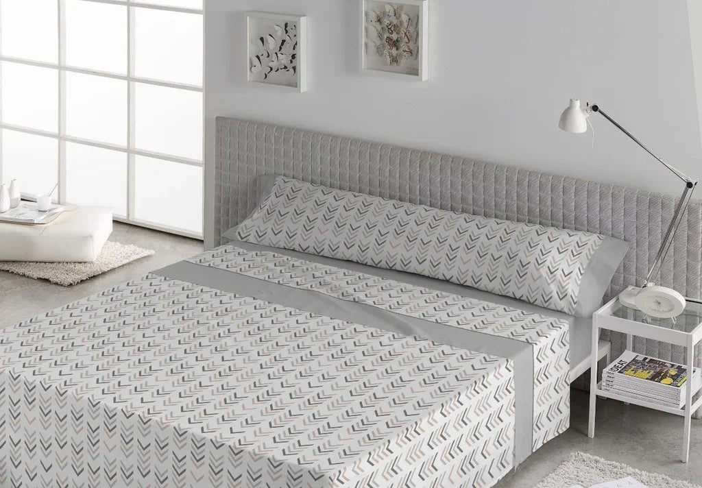 Vista general del juego de sábanas estampadas modernas con diseño geométrico