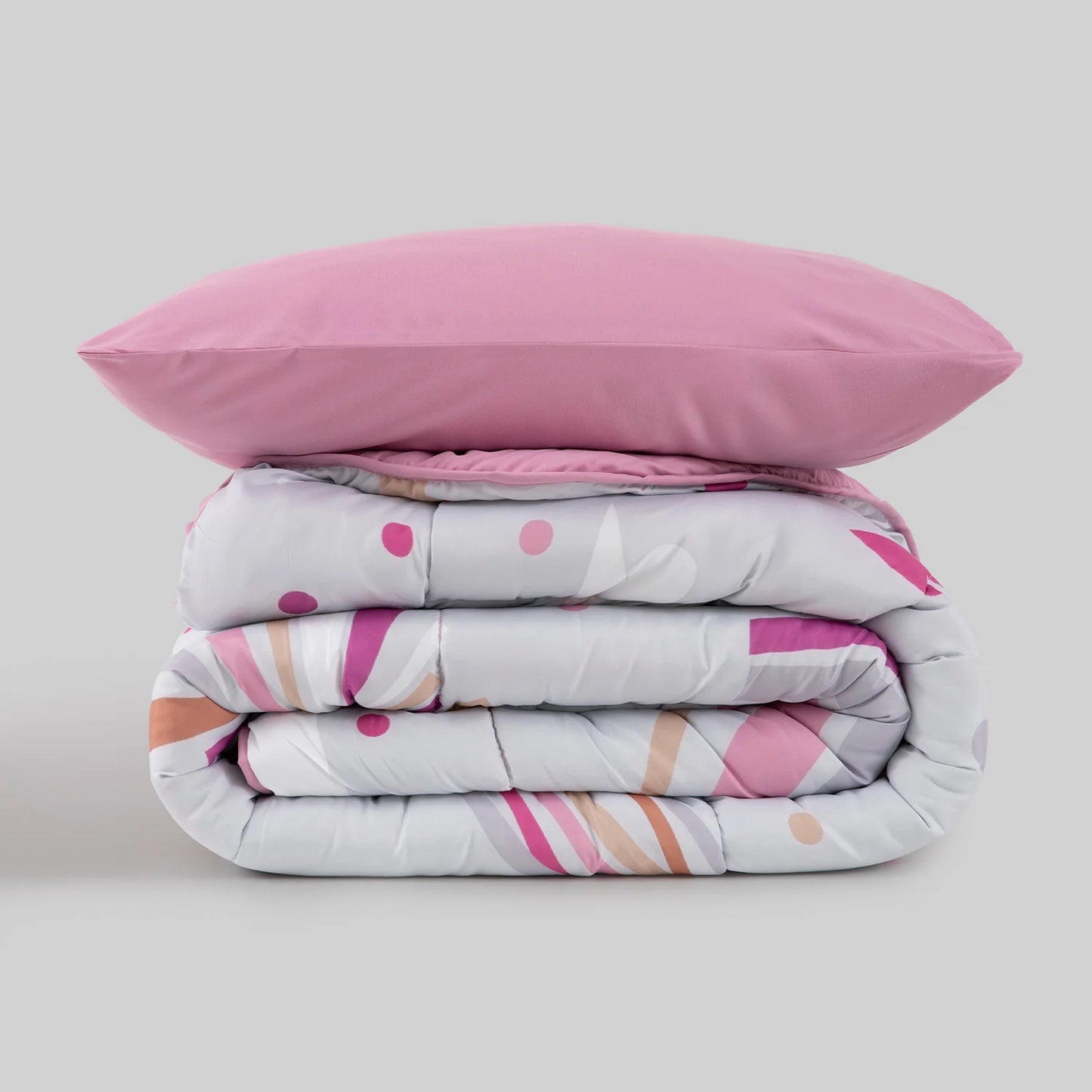 Juego de edredón confort rosa infantil con su funda de cojín decorativa.