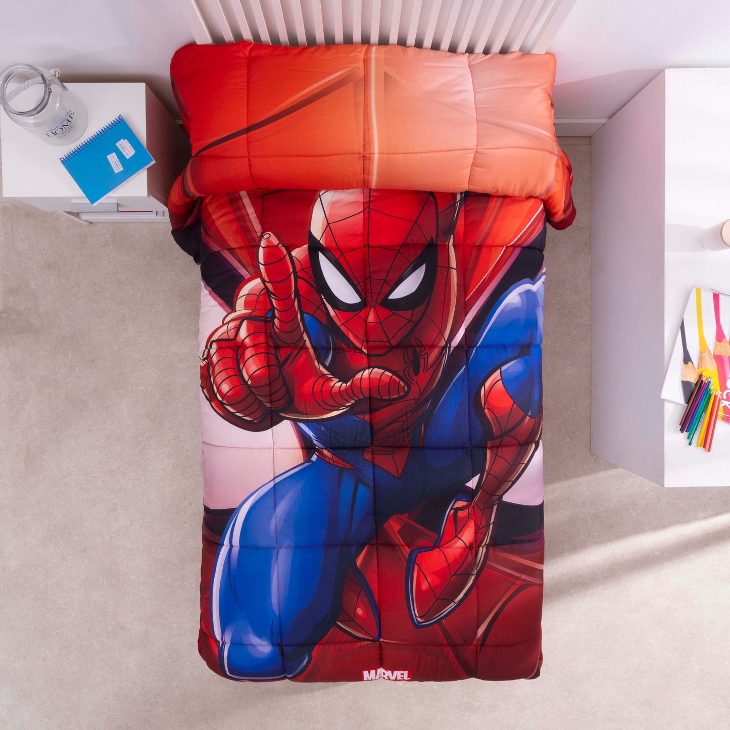 Diseño completo del edredón infantil Spiderman mostrando al superhéroe en acción.