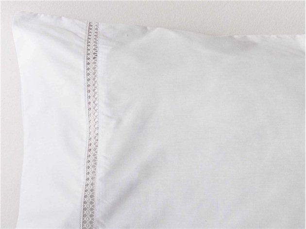 Detalle del bordado y la textura de la funda de algodón 200 hilos de las sábanas blancas