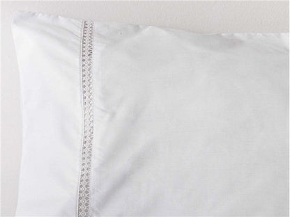 Detalle del bordado y la textura de la funda de algodón 200 hilos de las sábanas blancas