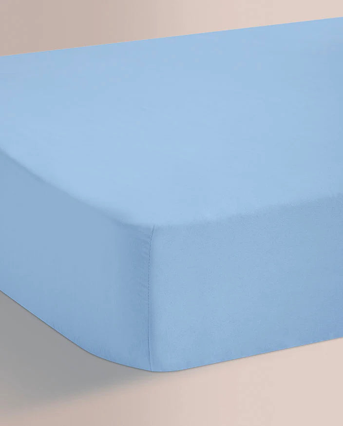 Sábana bajera ajustable de color azul celeste, parte del juego de sábanas de verano 100% algodón de 150 hilos marca Don Algodón.