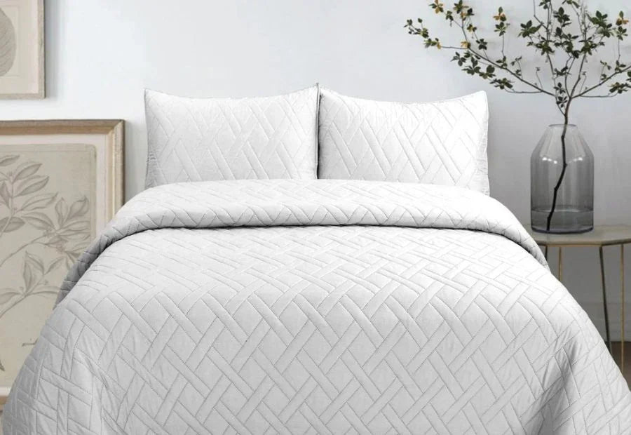 Vista general de la Colcha Bouti termosellada blanca, elegante y moderna.