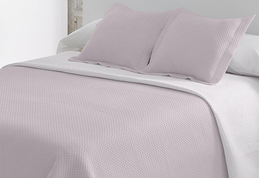 Colcha Bouti Lisa Nude, termosellada, reversible y ligera.