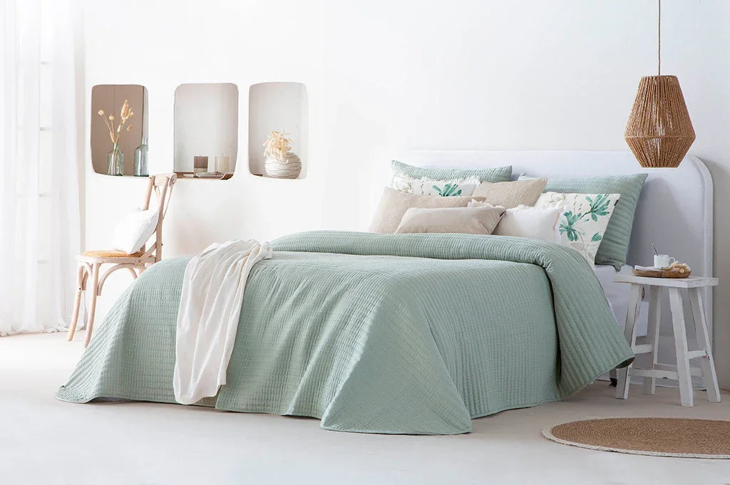 Colcha Bouti Lisa Verde, diseño sencillo, ligero y elegante.