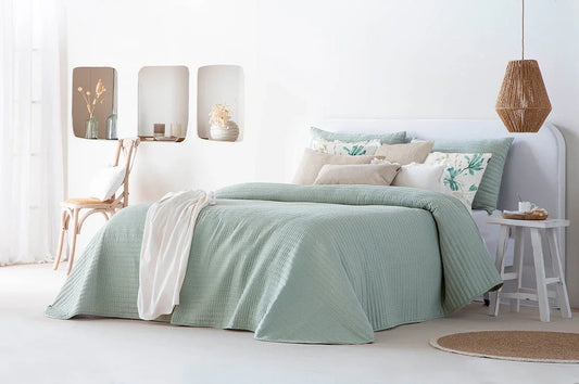 Colcha Bouti Lisa Verde, diseño sencillo, ligero y elegante.