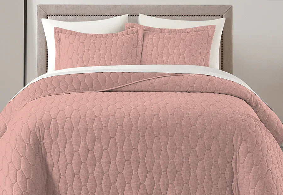 Detalle del relieve termosellado en la Colcha Bouti Rosa Ava Gardner