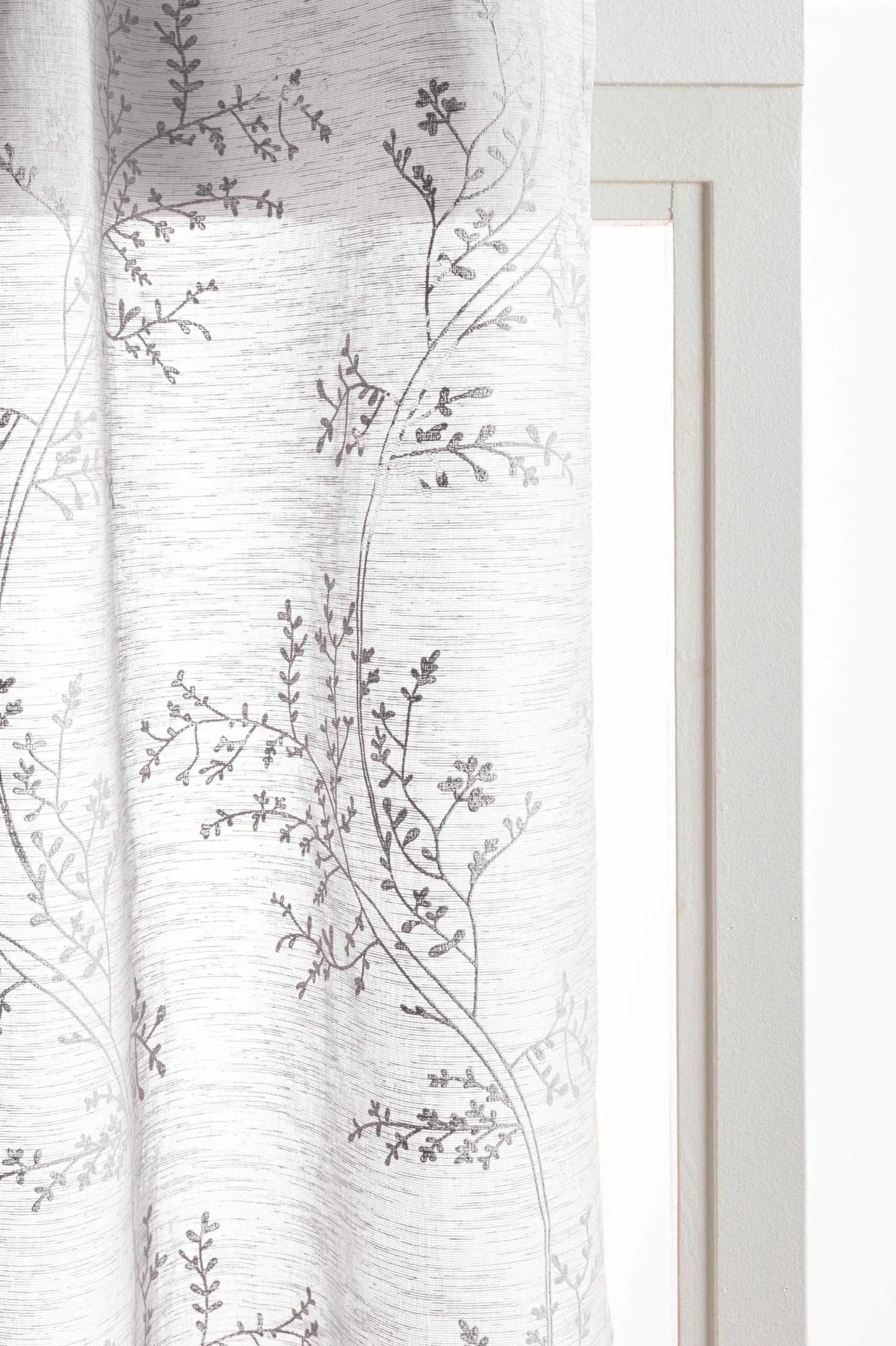 Cortina con diseño botánico gris translúcida 140x265 cm para salón y dormitorio