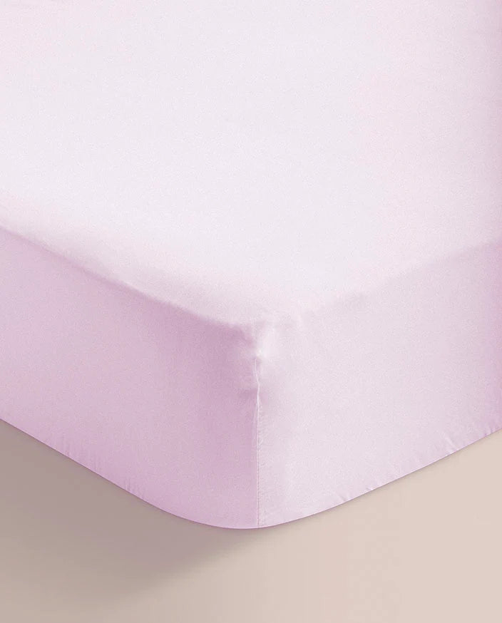 Primer plano de la bajera del juego de sábanas rosa