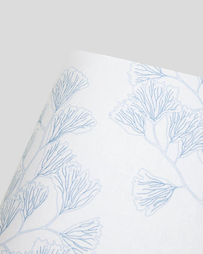 Detalle del diseño de las sábanas de veranos 100% algodón de flores azules