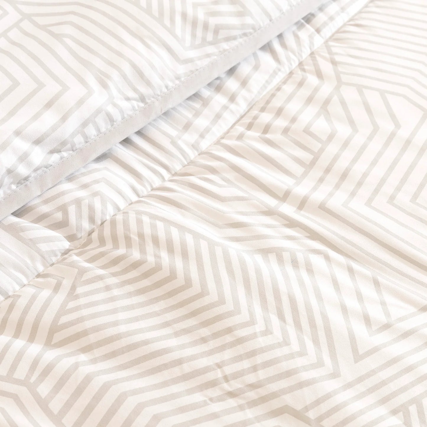 Primer plano del acolchado y textura suave del edredón confort beige