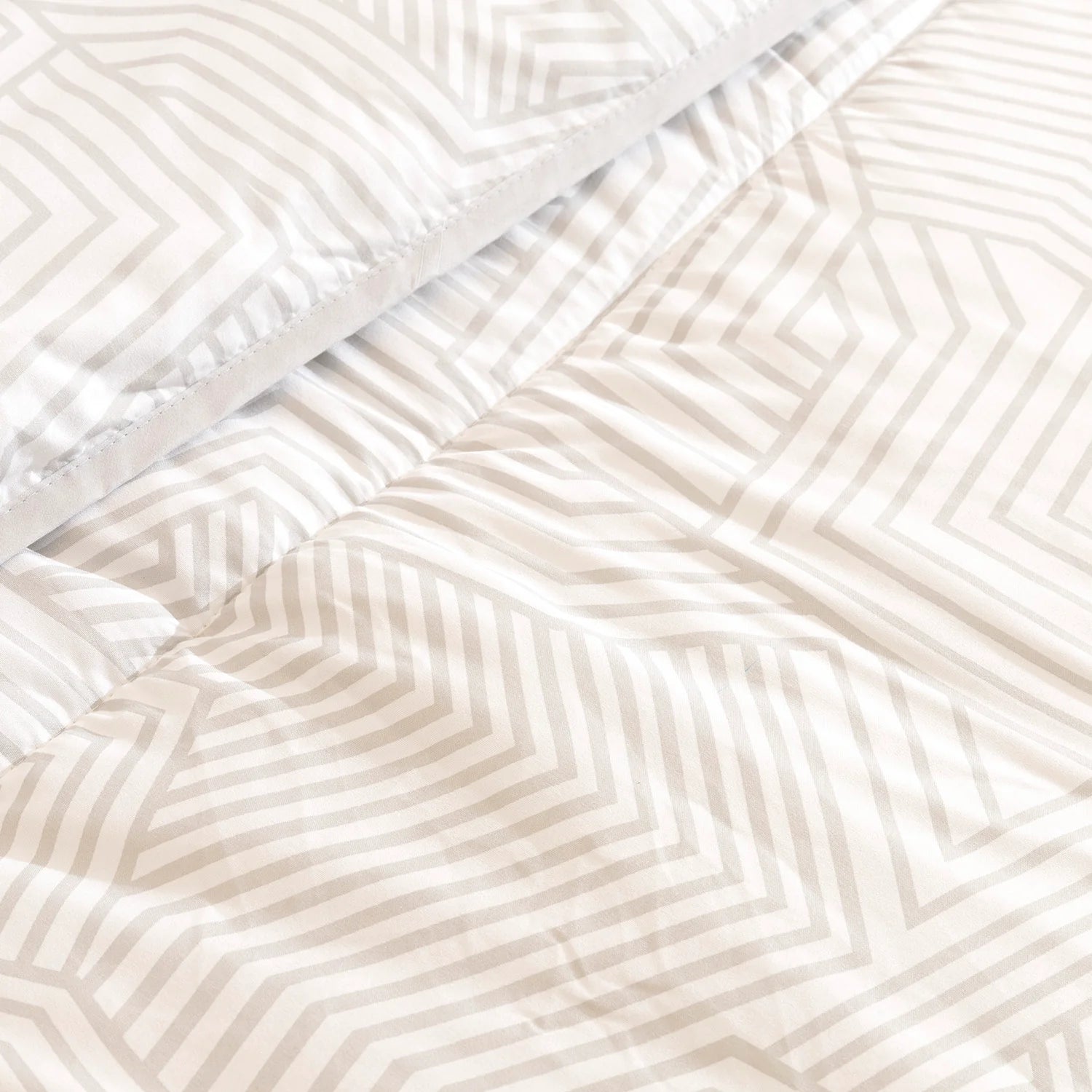 Primer plano del acolchado y textura suave del edredón confort beige