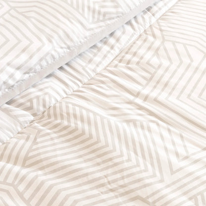 Primer plano del acolchado y textura suave del edredón confort beige