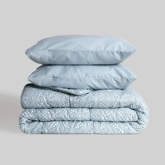 Primer plano del set del edredón confort moderno azul ceniza