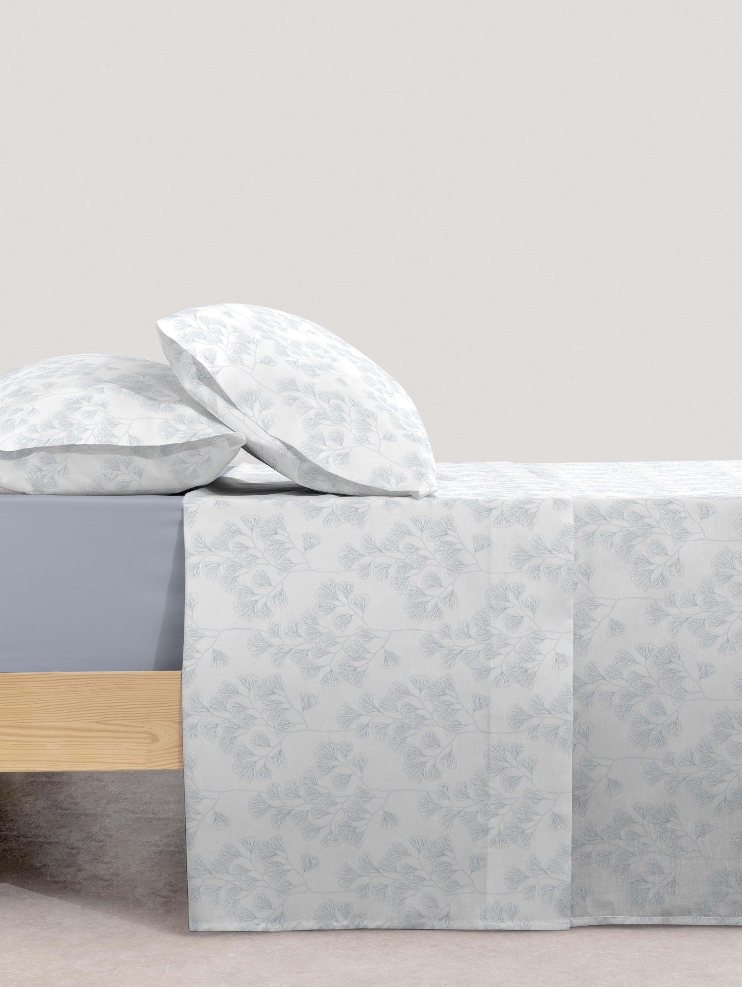 Cama de 150 cm vestida con sábanas de verano Coralia Azul en algodón de 150 hilos, diseño fresco y moderno.