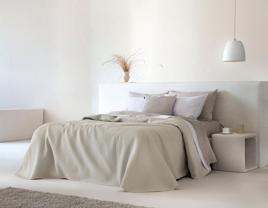 Colcha bouti lisa color beige, ideal para cama de matrimonio en verano.