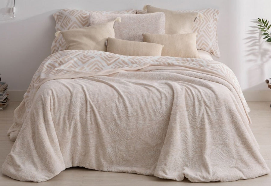 Conjunto de invierno completo con sábanas de coralina y edredón sherpa borreguito en color crudo sobre cama de 150.