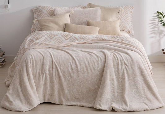 Conjunto de invierno completo con sábanas de coralina y edredón sherpa borreguito en color crudo sobre cama de 150.