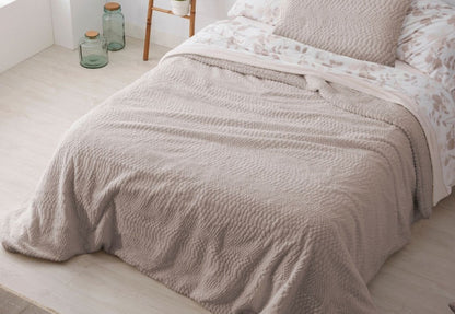 Vista completa del Conjunto de Invierno Sábanas Coralina de flores y Edredón Sherpa Borreguito en tonos beige orgánicos