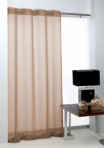 Cortina básica color avellana de 140x265 cm colocada en salón moderno