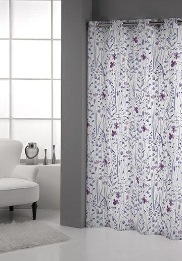 Cortina con estampado de flores malva y violetas sobre fondo neutro, estilo shabby chic.